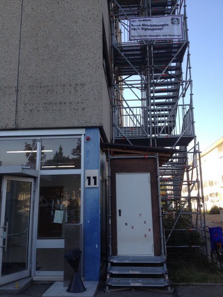 Banner an Flüchtlingsunterkunft in Mössingen